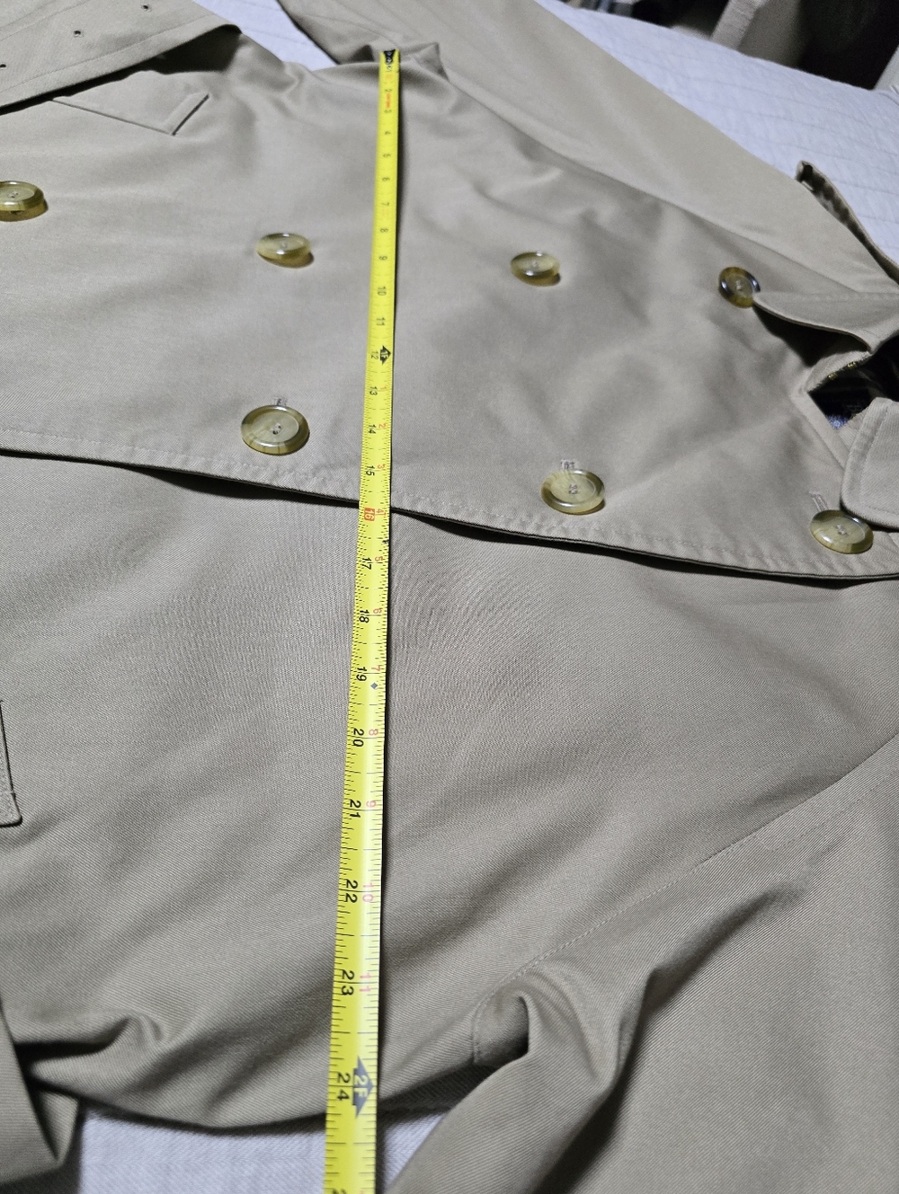 Burberry Classic Beige Double-Breasted Trench Coat with Check Lining - Picture 9 of 12